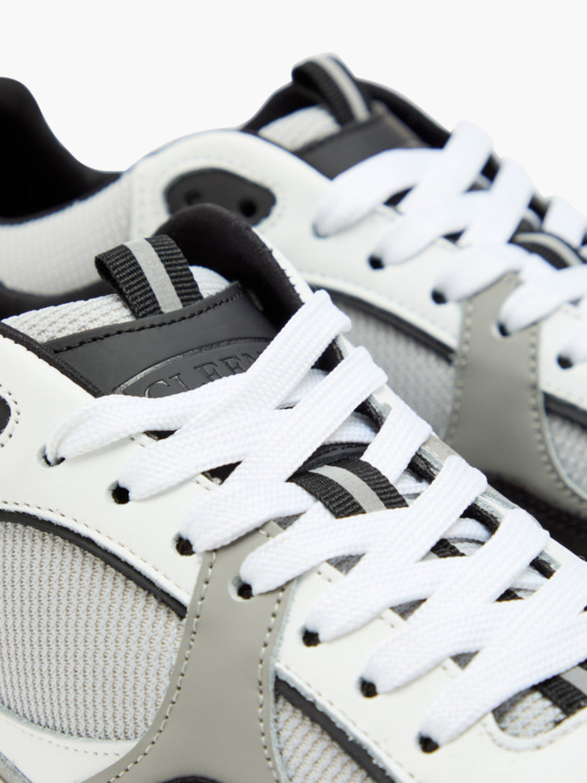Cleens Sneakers C30 Black Border  White