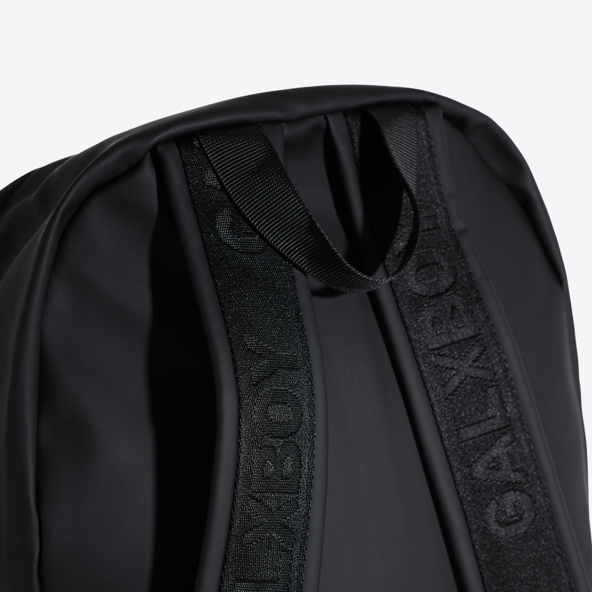 ESSENTIAL BACKPACK