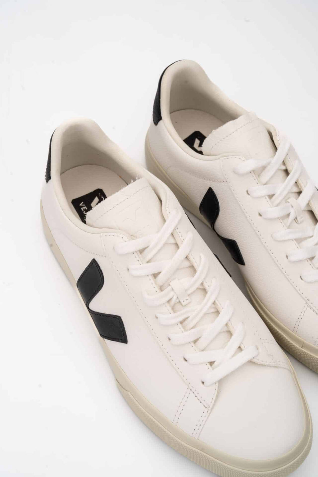 (Core) Veja Ladies Campo Chrome Free Leather Sneaker CP0501537A Extra White Black