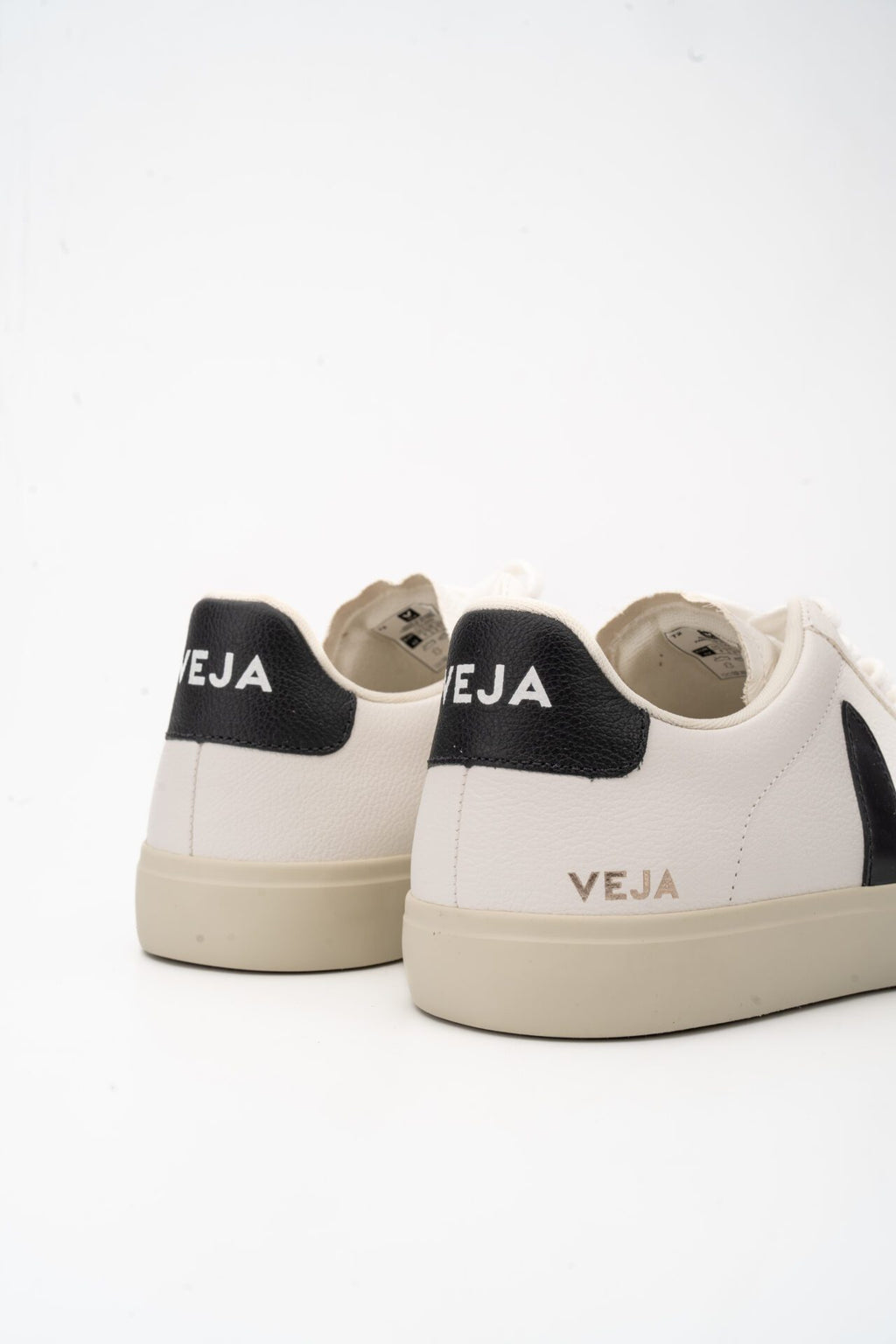 (Core) Veja Ladies Campo Chrome Free Leather Sneaker CP0501537A Extra White Black