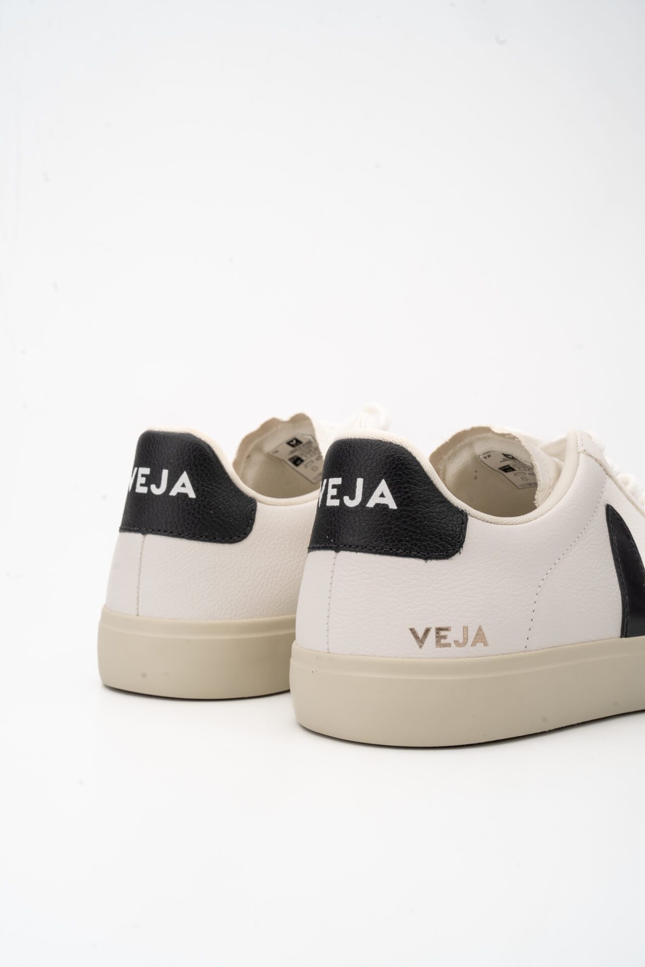 (Core) Veja Ladies Campo Chrome Free Leather Sneaker CP0501537A Extra White Black