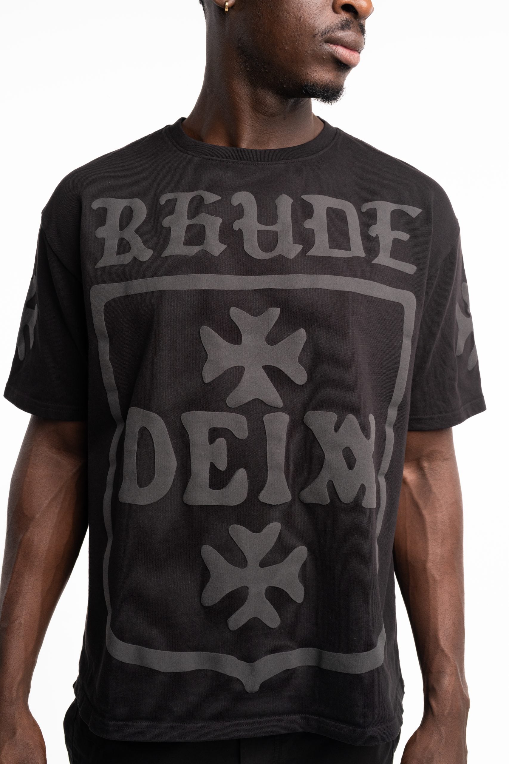 Rhude Men's Deix Shield Oversized Tee Black | RHPF25TT08012-0015
