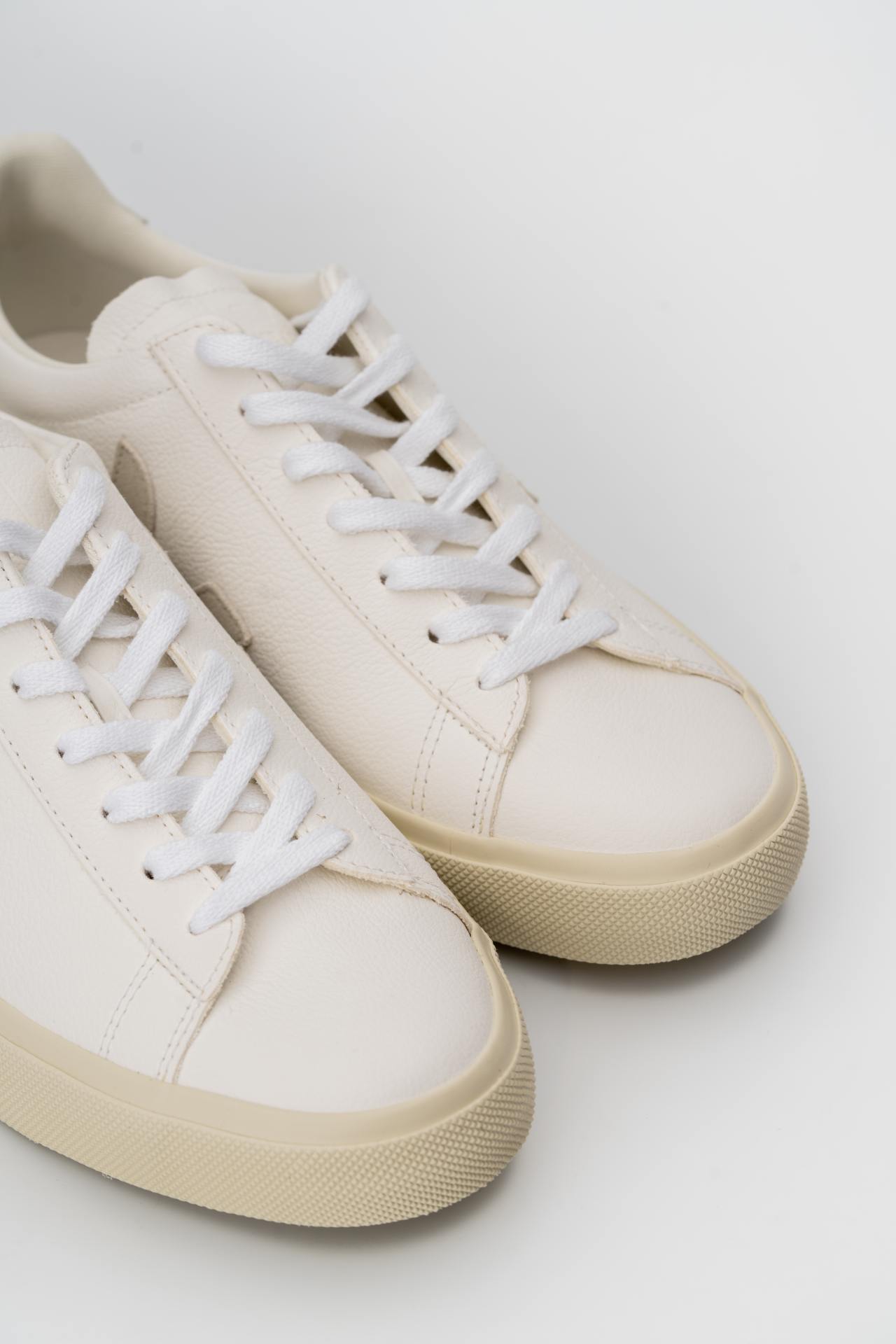 (Core) Veja Woman Sneaker Campo Chrome Free CP0502429A Extra White Natural Suede