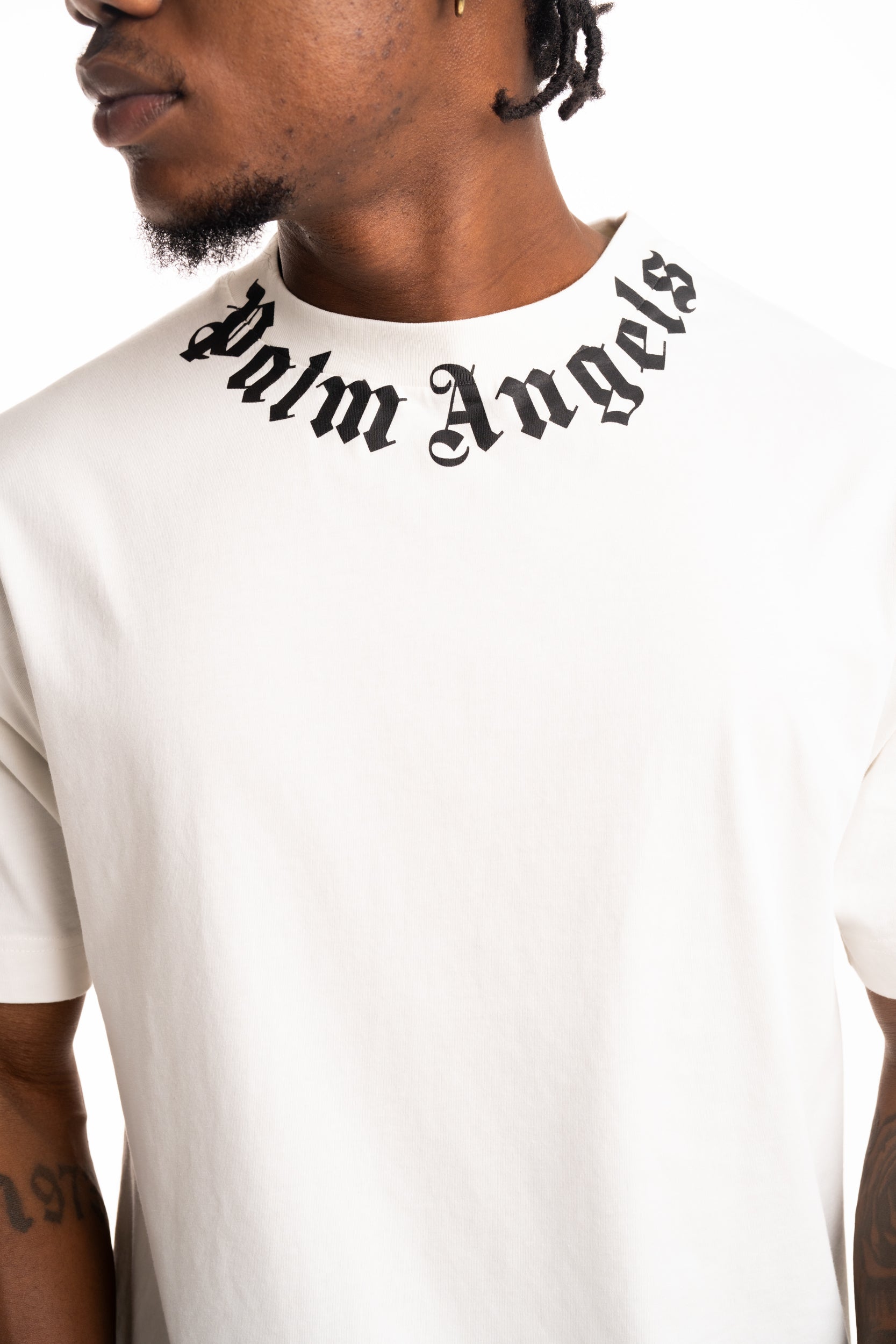 (Core) Palm Angels Men's Neck Logo Regular Tee | PMAA109S26JER008-0310