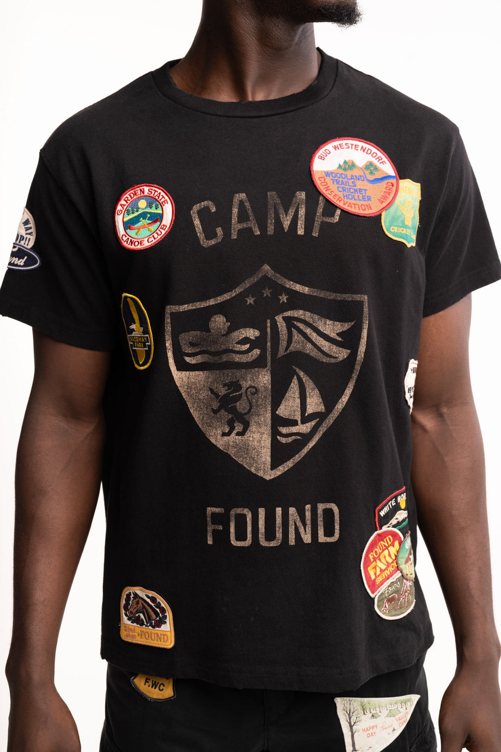 Found Men's Embroidered Patches Camp Tee Washed Black | FOSS26TT10012-0392
